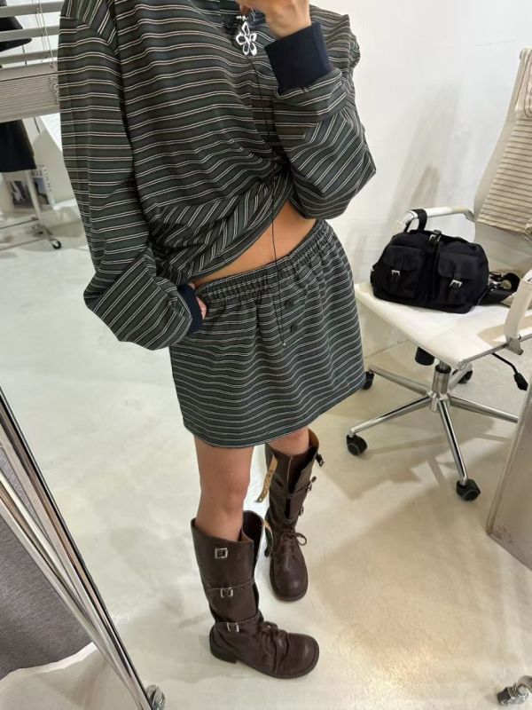 拼色細條紋POLO上衣/鈕扣條紋短裙 