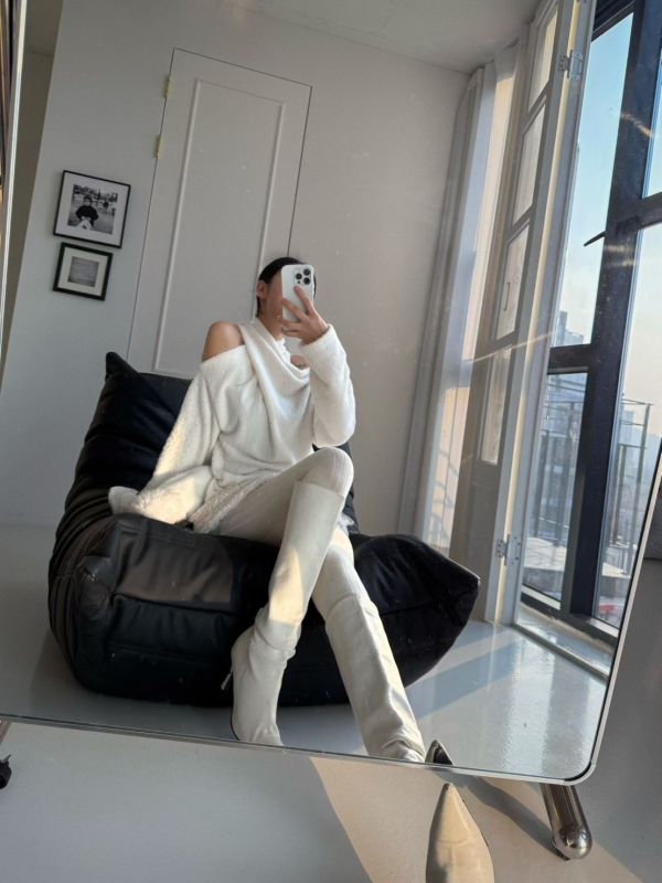 扭結掛脖露肩針織毛衣 