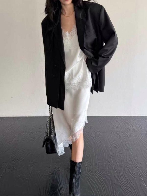 斜剪裁拼蕾絲緞面裙 