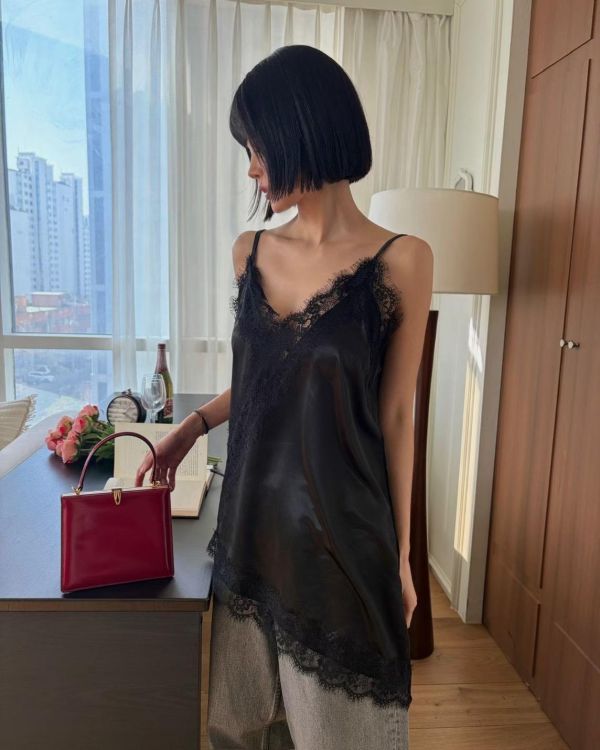 緞面光澤蕾絲細肩斜切背心 