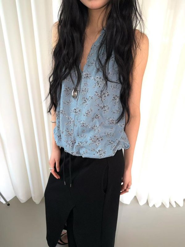 大露背繞脖背心 