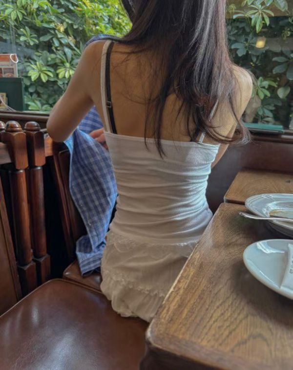 蕾絲滾邊V領彈性背心 