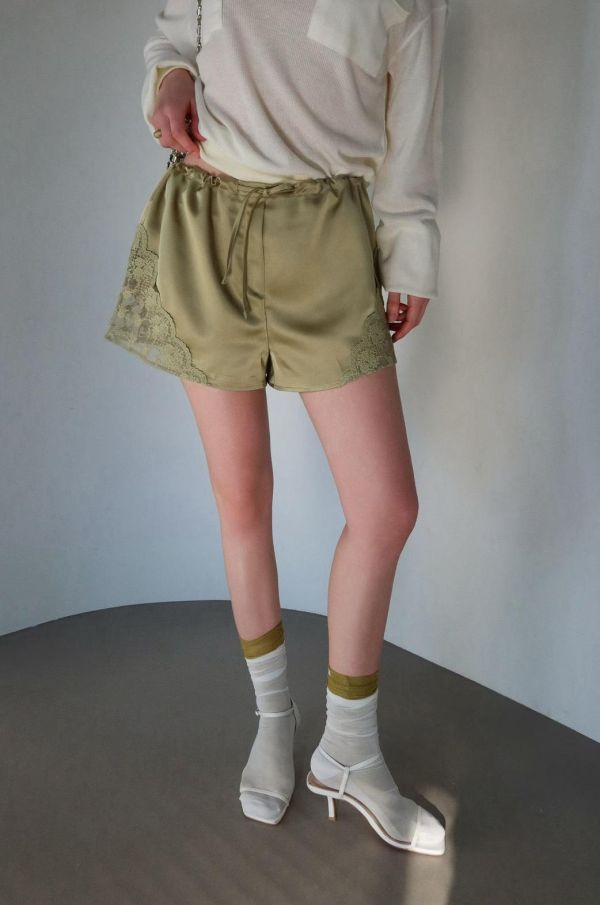 綁繩側蕾絲拼接緞面短褲 
