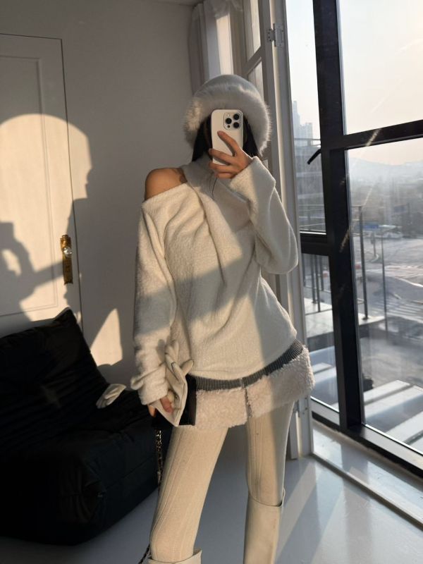 扭結掛脖露肩針織毛衣 