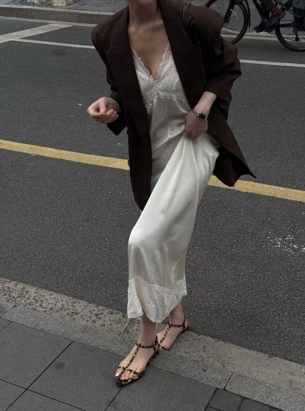 V領連身背心緞面蕾絲長洋裝 