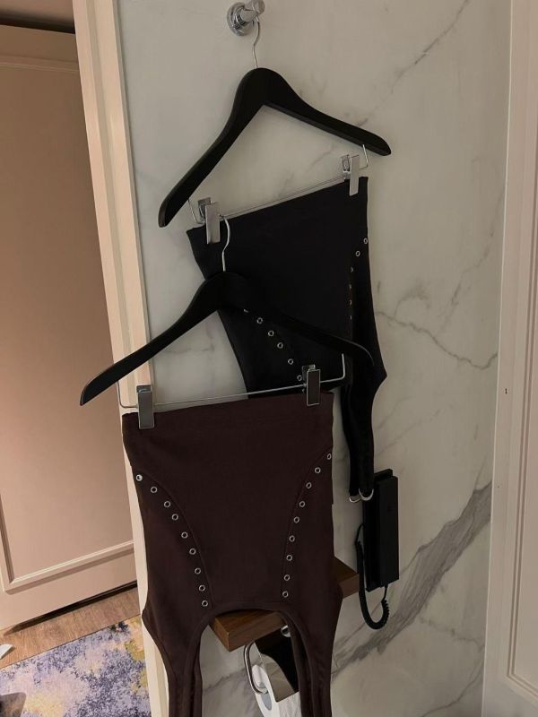 簍空鉚釘平口背心 