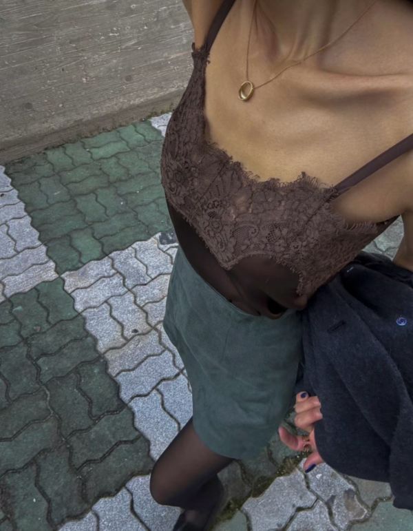 下斜邊拼蕾絲細肩背心 