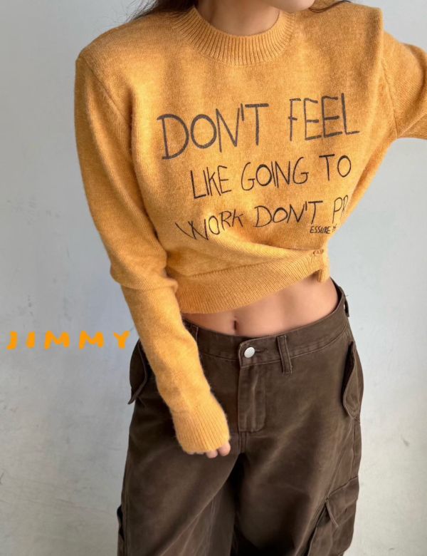 下鈕釦造型英字上衣 