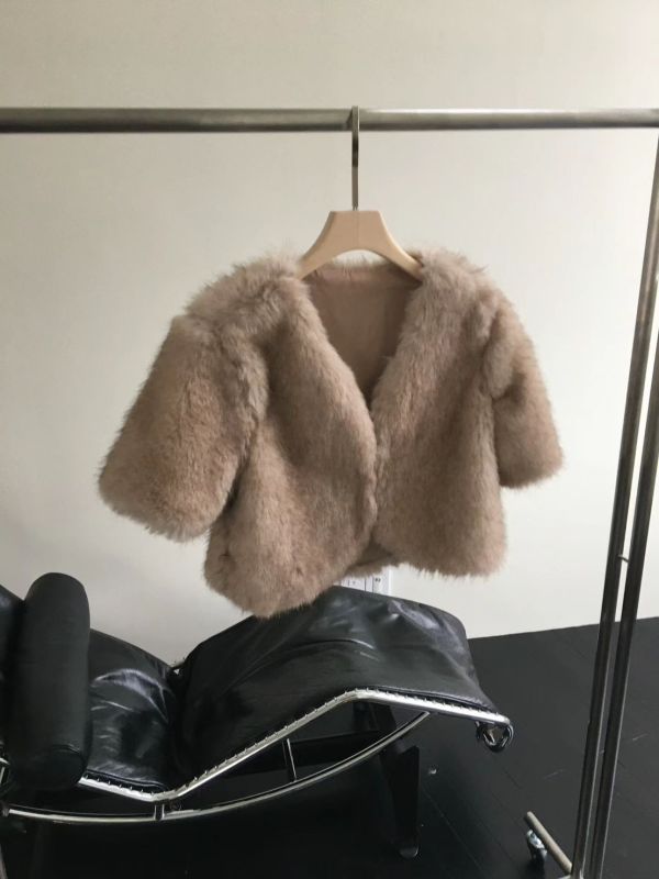 毛絨絨短版外套 