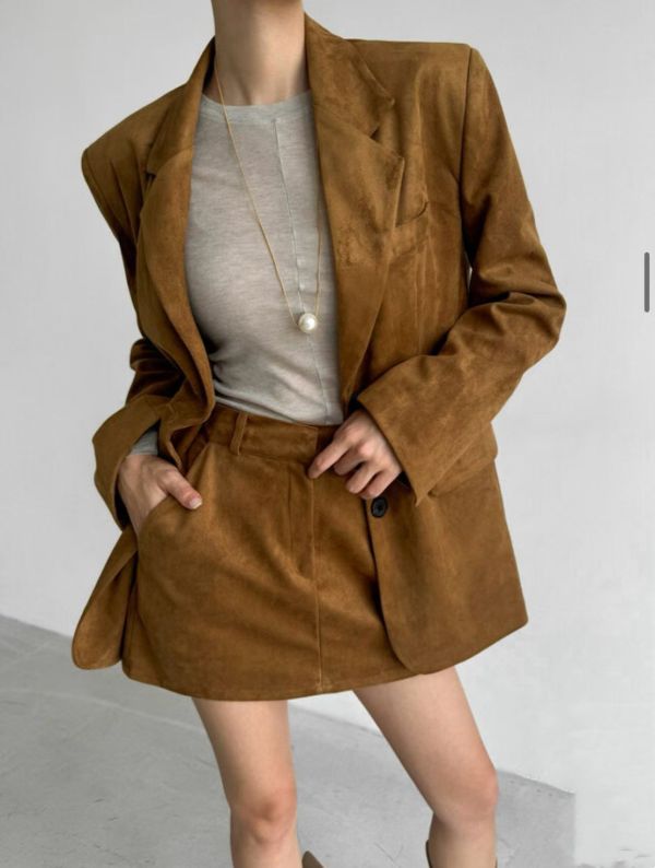 翻領墊肩寬鬆西裝外套/後鬆緊腰短裙 