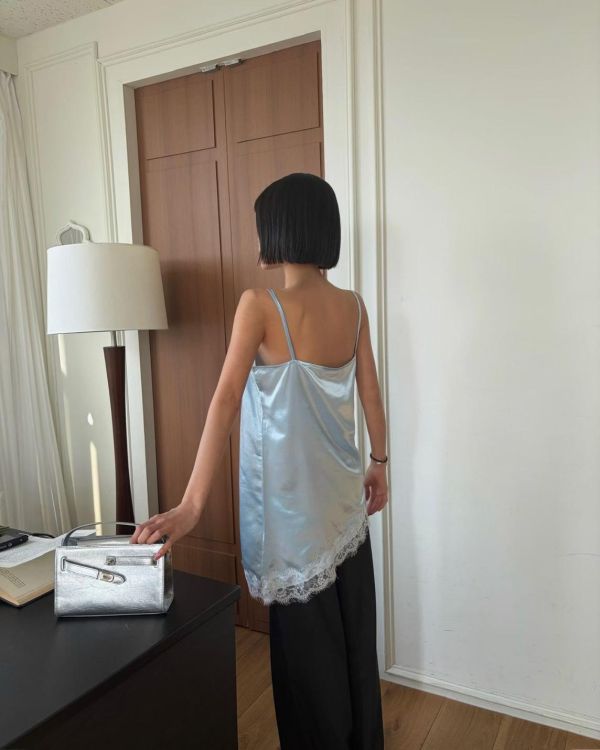 緞面光澤蕾絲細肩斜切背心 