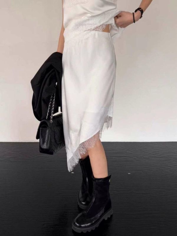 斜剪裁拼蕾絲緞面裙 