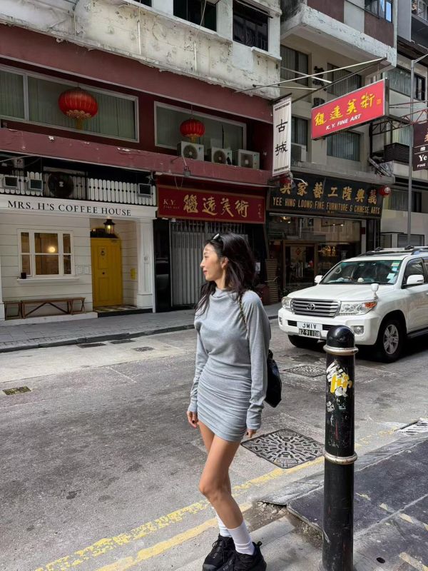 高領長袖皺褶包臀洋裝 