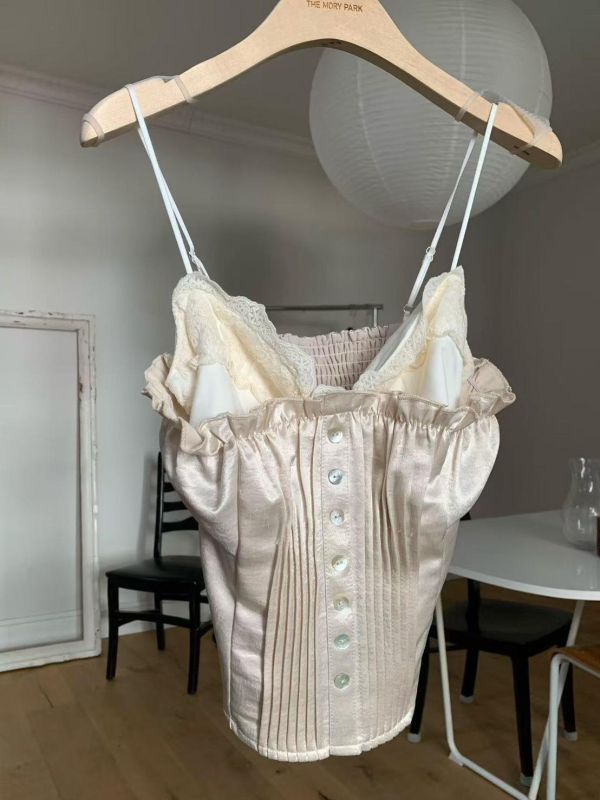 貝殼扣緞面拼蕾絲細肩背心 