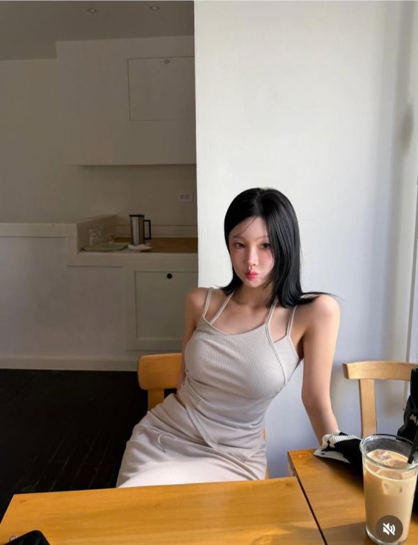 掛脖含胸墊不規則吊帶背心 