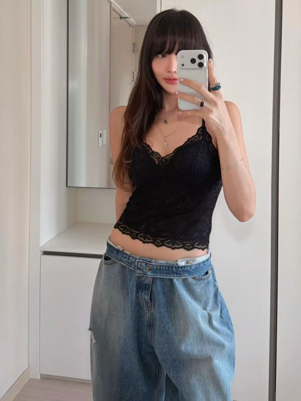 蕾絲內搭有罩杯吊帶背心 