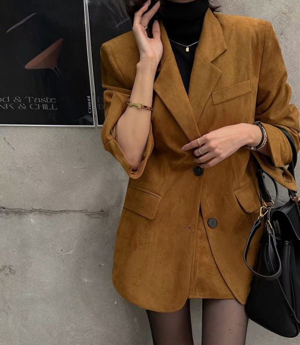 翻領墊肩寬鬆西裝外套/後鬆緊腰短裙 