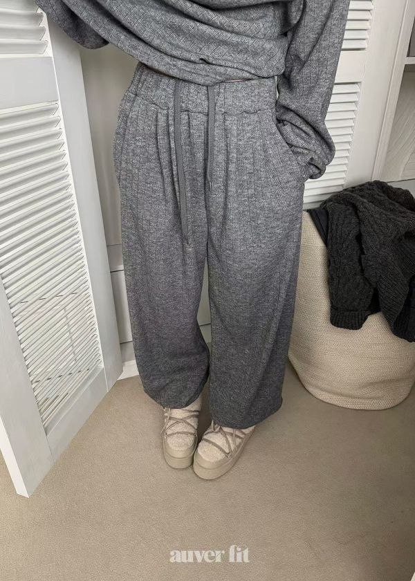 半拉鍊高領下擺縮口針織上衣/寬鬆休閒縮口褲 