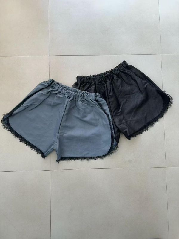 緞面蕾絲拼接短褲 