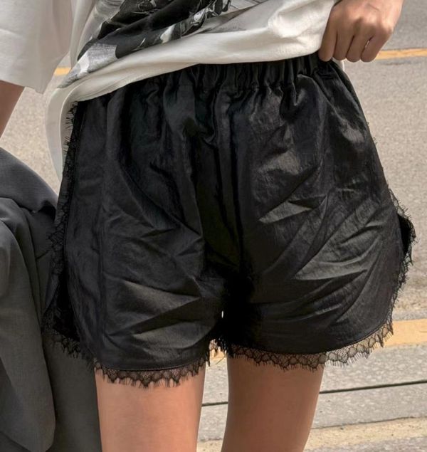 緞面蕾絲拼接短褲 