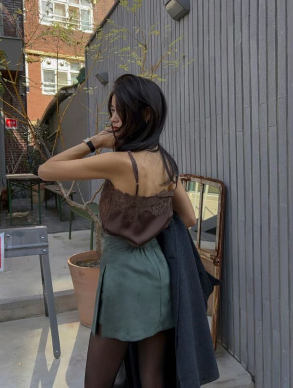 下斜邊拼蕾絲細肩背心 