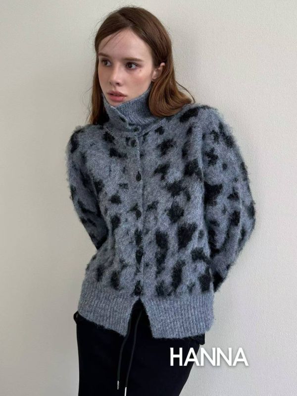 高領豹紋毛絨毛衣 