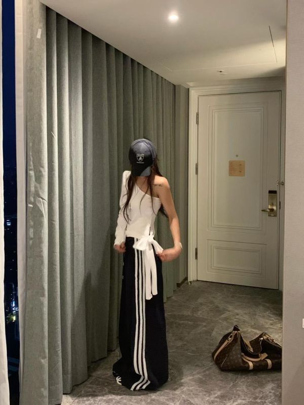 側綁帶單挖肩上衣 