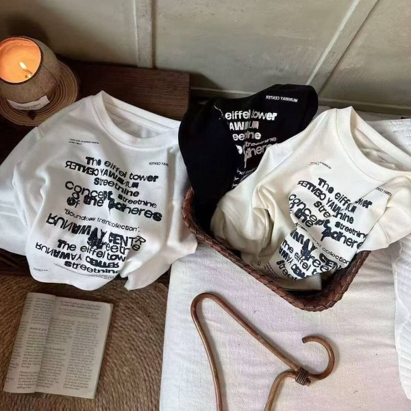 <<90-130>>黑白刷字創意上衣 