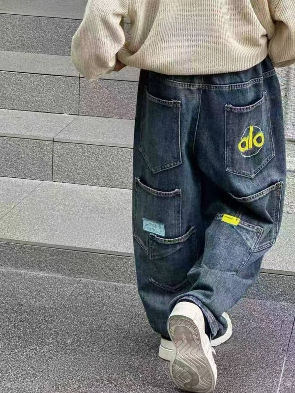 <<120-140>>個性LOGO後袋丹寧褲 