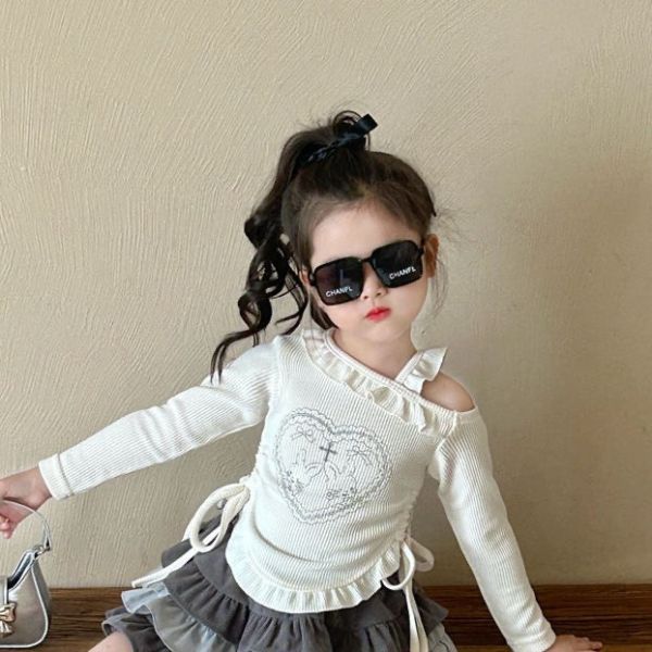 <<90-130>>甜酷單肩露鎖骨愛心上衣 