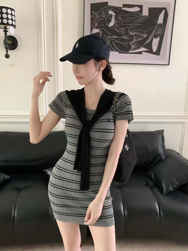 【Mi nin】甜美條紋修身短款連衣裙(附披肩) 甜美條紋連衣裙, 條紋短款洋裝, 修身顯瘦連身裙, 附披肩套裝, 日常約會穿搭, 甜美少女穿搭, 條紋控必收, 小香風連衣裙, 層次感穿搭, 約會甜美穿搭
