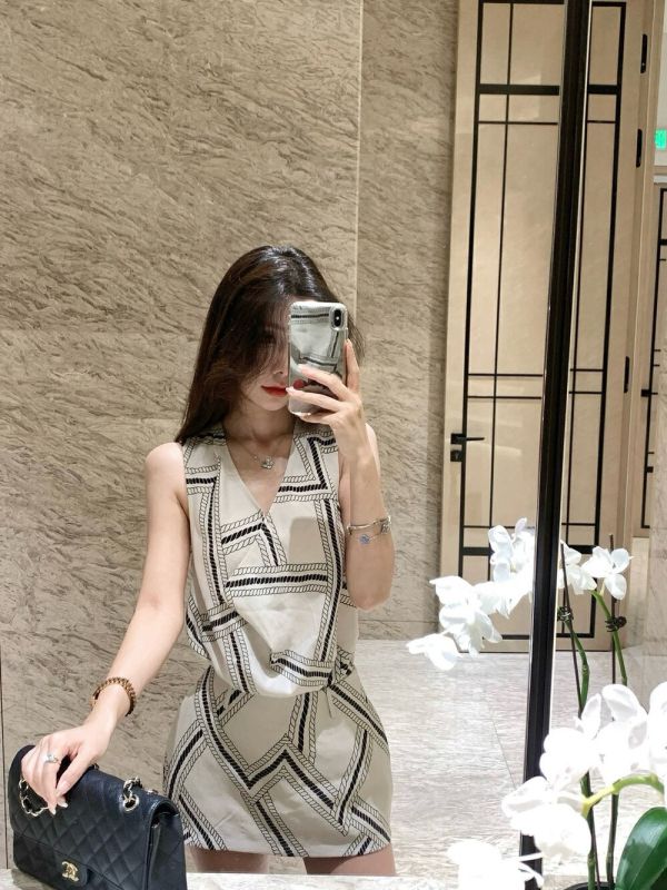 【Mi nin】老錢風棉麻褲裙套裝 老錢風棉麻套裝, 法式慵懶穿搭, 棉麻蕩領背心, 中腰褲裙套裝, 夏日度假穿搭, 氣質套裝推薦, 自然隨性穿搭, 兩件式棉麻套裝, 輕盈透氣套裝, 夏季老錢風, 褲裙套裝推薦