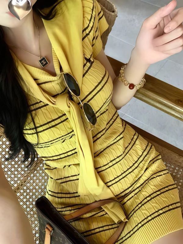 【Mi nin】甜美條紋修身短款連衣裙(附披肩) 甜美條紋連衣裙, 條紋短款洋裝, 修身顯瘦連身裙, 附披肩套裝, 日常約會穿搭, 甜美少女穿搭, 條紋控必收, 小香風連衣裙, 層次感穿搭, 約會甜美穿搭