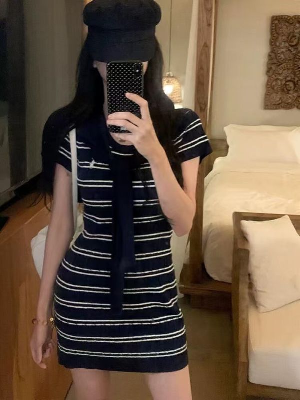 【Mi nin】甜美條紋修身短款連衣裙(附披肩) 甜美條紋連衣裙, 條紋短款洋裝, 修身顯瘦連身裙, 附披肩套裝, 日常約會穿搭, 甜美少女穿搭, 條紋控必收, 小香風連衣裙, 層次感穿搭, 約會甜美穿搭