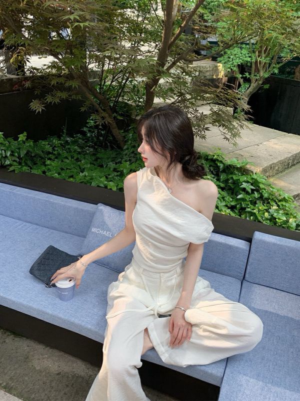 【Mi nin】法式斜肩純白套裝 斜肩套裝推薦, 法式氣質穿搭, 純白夏裝, 高腰寬褲穿搭, 顯瘦套裝女, 法式優雅風, 白色套裝推薦, 斜肩上衣穿搭, 夏季輕盈套裝, 極簡時尚
