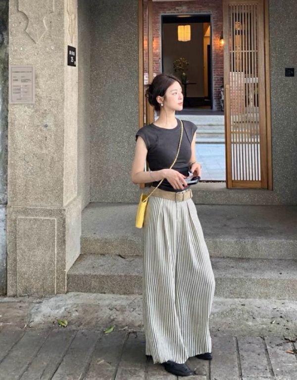 【Mi nin】條紋百搭休閒褲套裝（配腰帶） 拼接小飛袖T恤, 高腰條紋褲, 休閒套裝, 通勤穿搭, 顯瘦顯高套裝, 黑白經典穿搭, 氛圍感套裝, 小香風外套內搭, 簡約質感穿搭, 條紋控必收, 夏季通勤套裝, 拼接飛袖T恤, 氣質休閒穿搭