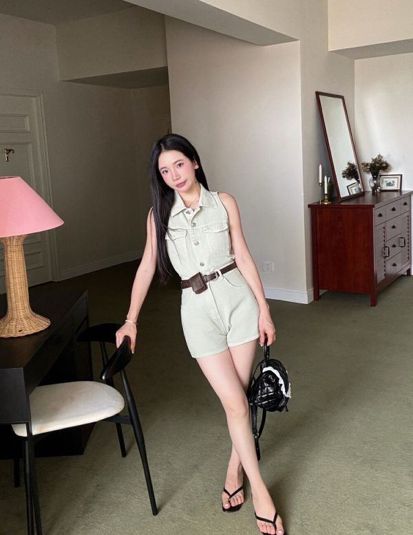 【Mi nin】無袖牛仔套裝 牛仔套裝, V領短褲套裝, 顯瘦短褲穿搭, 夏日套裝推薦, 氣質牛仔裝, 高級感穿搭, 腰帶設計套裝, 一件搞定穿搭, 女生牛仔套裝