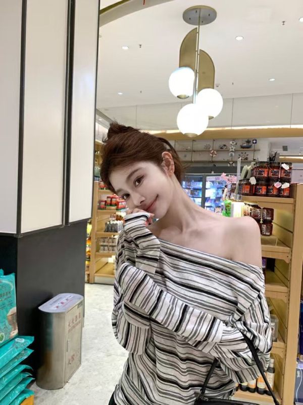 【Mi nin】條紋一字領時尚小衫 條紋收腰小衫, 慵懶俏皮小衫, 百搭日常小衫, 條紋控必收, 顯瘦小性感, 條紋修身上衣, 落肩條紋小衫, 輕盈透氣小衫, 日系慵懶風, 條紋百搭穿搭, 夏日修身小衫, 簡約時尚條紋上衣