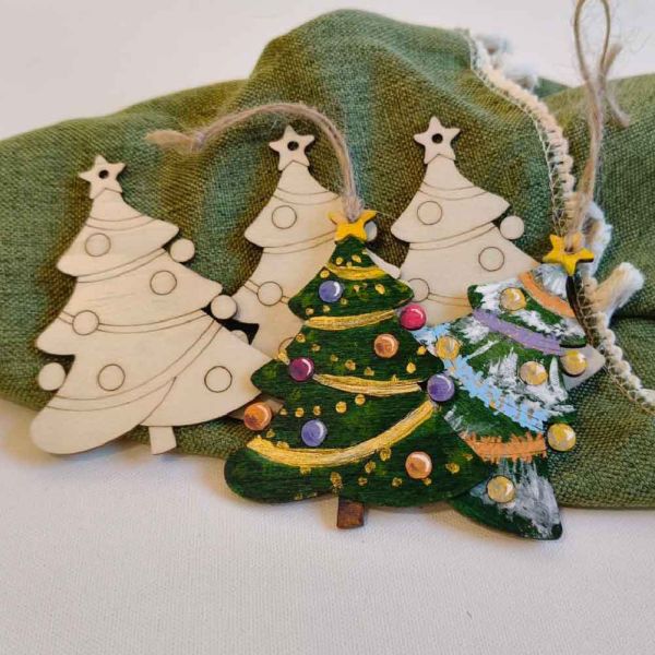 聖誕樹造型木片(5入) 附繩子｜雷切木片｜彩繪木片｜木牌｜吊牌 ｜親子勞作｜DIY手作｜美術工藝材料 聖誕樹造型木片,雷切木片,彩繪木片,木牌,吊牌 ,親子勞作,DIY手作,美術工藝材料