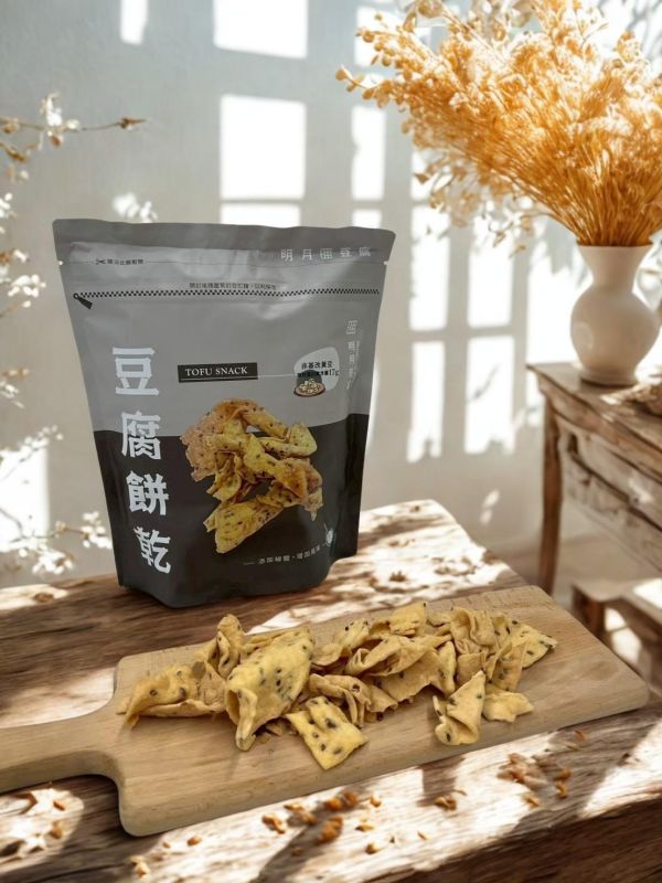 豆腐餅乾 明月豆腐 150g 豆腐零食 豆腐脆餅 酥脆餅乾 高蛋白零食 非基改黃豆零食 追劇零食 團購零食 台灣零食推薦 明月豆腐餅
明月豆腐餅乾
高雄40年老店