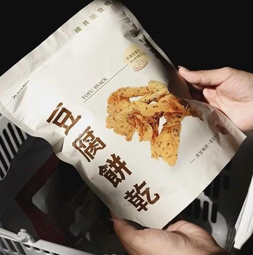 豆腐餅乾 明月豆腐 150g 豆腐零食 豆腐脆餅 酥脆餅乾 高蛋白零食 非基改黃豆零食 追劇零食 團購零食 台灣零食推薦 明月豆腐餅
明月豆腐餅乾
高雄40年老店