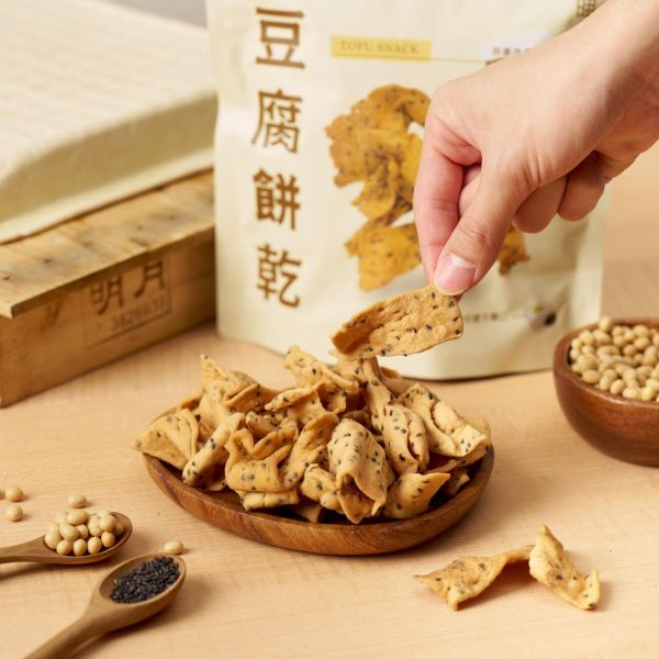 豆腐餅乾 明月豆腐 150g 豆腐零食 豆腐脆餅 酥脆餅乾 高蛋白零食 非基改黃豆零食 追劇零食 團購零食 台灣零食推薦 明月豆腐餅
明月豆腐餅乾
高雄40年老店