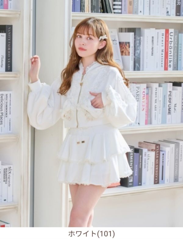 Lizlisa 白色外套+蛋糕裙套裝 