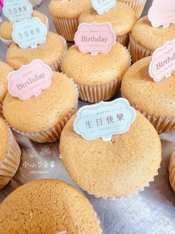 生日插卡杯子蛋糕 