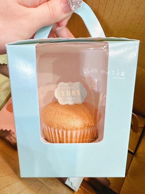 生日插卡杯子蛋糕 