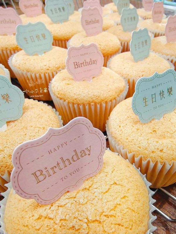 生日插卡杯子蛋糕 
