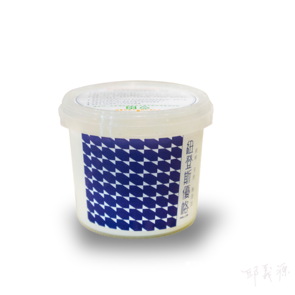 原味鮮奶優格（分享瓶） 紐登斯原味鮮奶優格（獨享杯）/155g
＿＿＿＿＿＿＿＿＿＿＿＿＿＿＿＿＿＿＿＿
【產品名稱】紐登斯原味鮮奶優格獨享杯
【容量】155g
【保存方法】請置於2-7℃冷藏保存
【保存期限】約12-16天（收到商品後）,視貨運物流狀況,實際有效日期以瓶身打印日期為準
【注意事項】本產品為天然發酵乳製品,經晃動易有乳清液體析出係屬正常現象, 敬請安心食用,開封後請儘速食用完畢。過敏原資訊:本