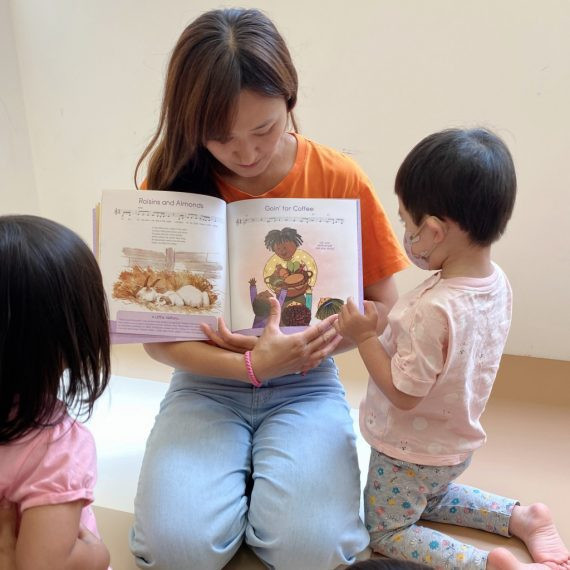 秋季星期二 [混齡班] 11堂 | 適合0-4歲的孩子 | 一小二大陪同 | 09:30 -10:15am by Ms. Nina, 10:30 - 11:15am by Ms. Sandy 15:30-16:15pm by Ms. Maggie 