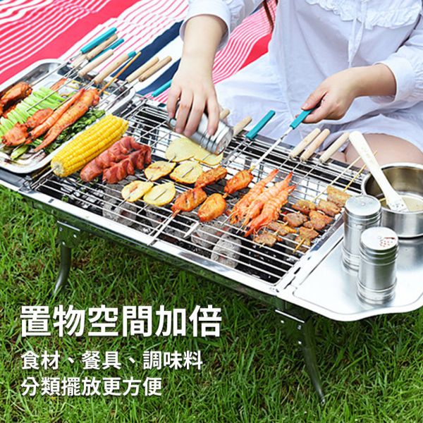 【LIFECODE】便攜式不鏽鋼烤肉架(304不鏽鋼烤網)-附調料台x2 12410200 LIFECODE 烤肉架、便攜式烤肉爐、不鏽鋼烤網、304烤網、小型烤肉架、露營烤肉神器、調料台烤肉爐、戶外烤肉用品、輕巧烤爐、野炊烤肉組