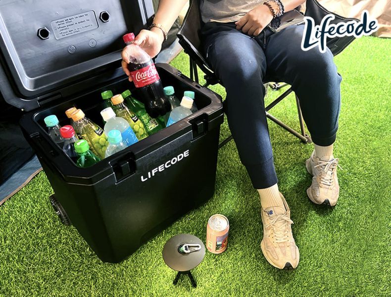 【LIFECODE】冰酷-拉桿式38L加大款/保冰桶/有杯架-附2個冰磚-酷黑色 12300368 LIFECODE,戶外用品,LIFECODE生活密碼戶外用品生活館 ,帳篷,折疊桌椅,鋁合金,車尾帳,速搭帳INTEX,露營,露營區,露營裝備,露營生活,露營美學,outdoor,camping,帳篷,露營小物,保冰桶,保溫桶,冰磚